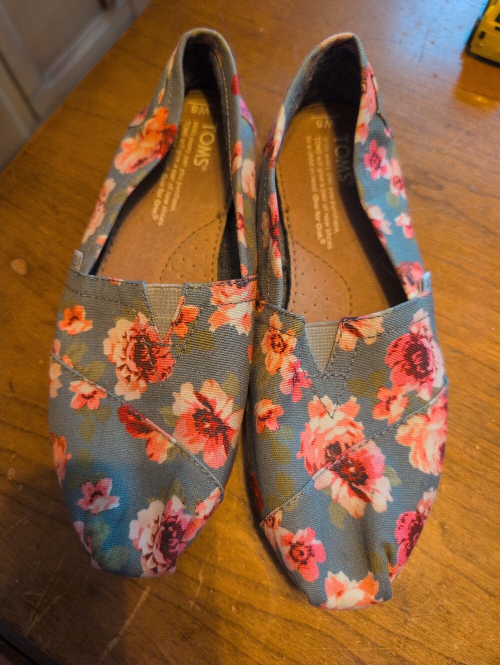 Tom's Woman's Size 5 Shoes